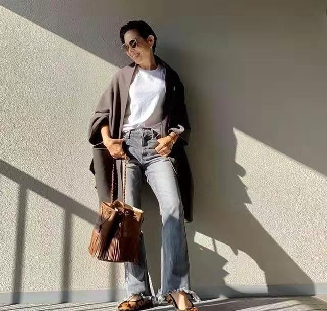  网上：56岁大妈在网上晒自己的穿搭，意外爆红全网，网友：气质女神