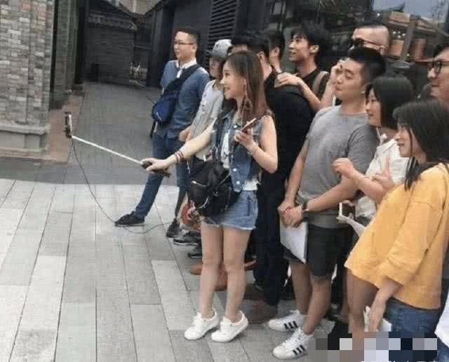 冯提莫一米五实锤！路人抓拍暴露真相，网友：滚出娱乐圈！