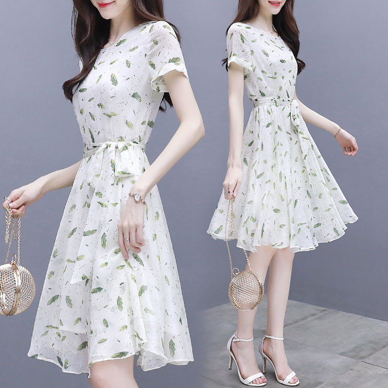 三伏天流行一种“冷淡风”，高雅又显年轻，上身女神范十足