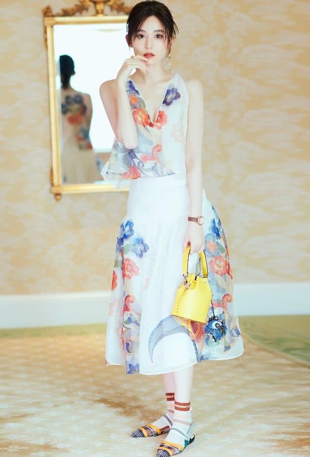 娜扎手拿“水桶包”,一身清新淑女的装扮被袜子毁了,不如不穿!