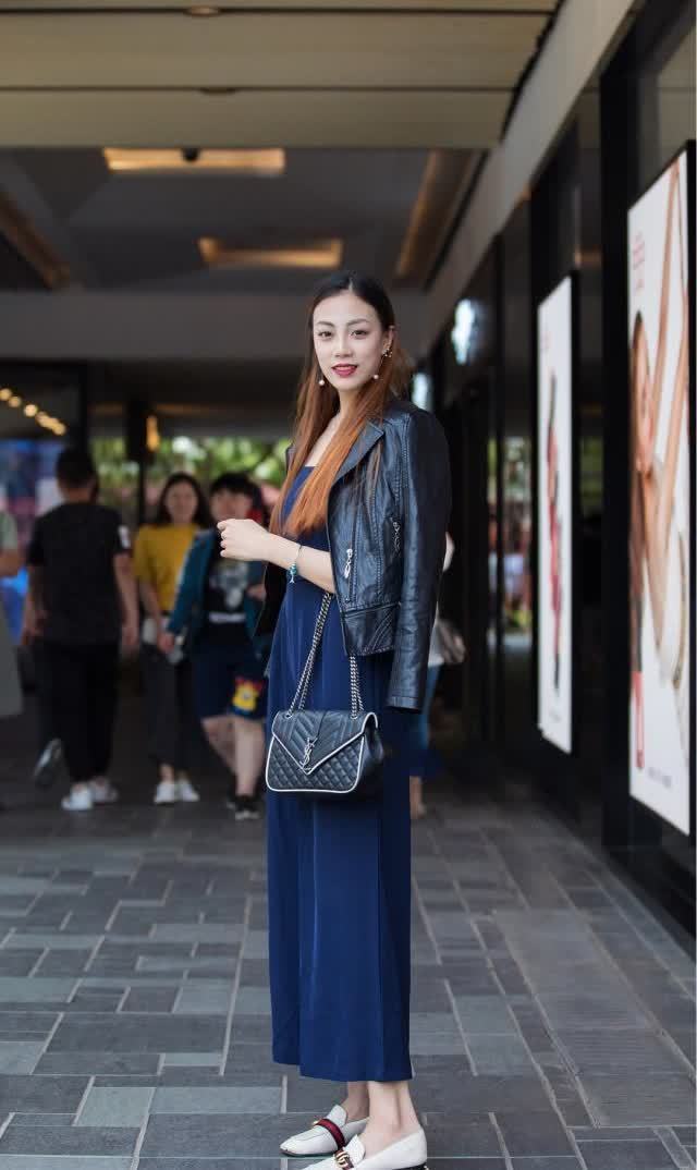 蓝色■街拍:长发美女身穿蓝色长裙,扮靓靓高挑身材,别提多帅了