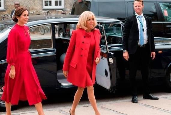 65岁法国第一夫人红衣惊艳亮相，撞衫丹麦王妃也撞衫68岁婆婆！