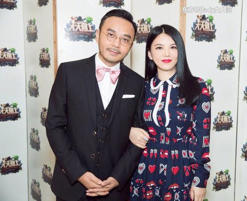 李湘穿长裙录制节目，裙子却遭网友嘲讽：有钱人，全身都是珠宝