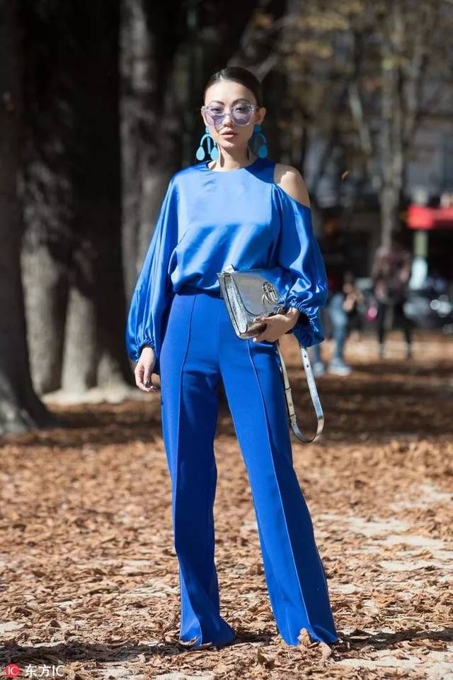 平胸女孩穿衣服简直太美了!那大胸姑娘到底该怎么办?