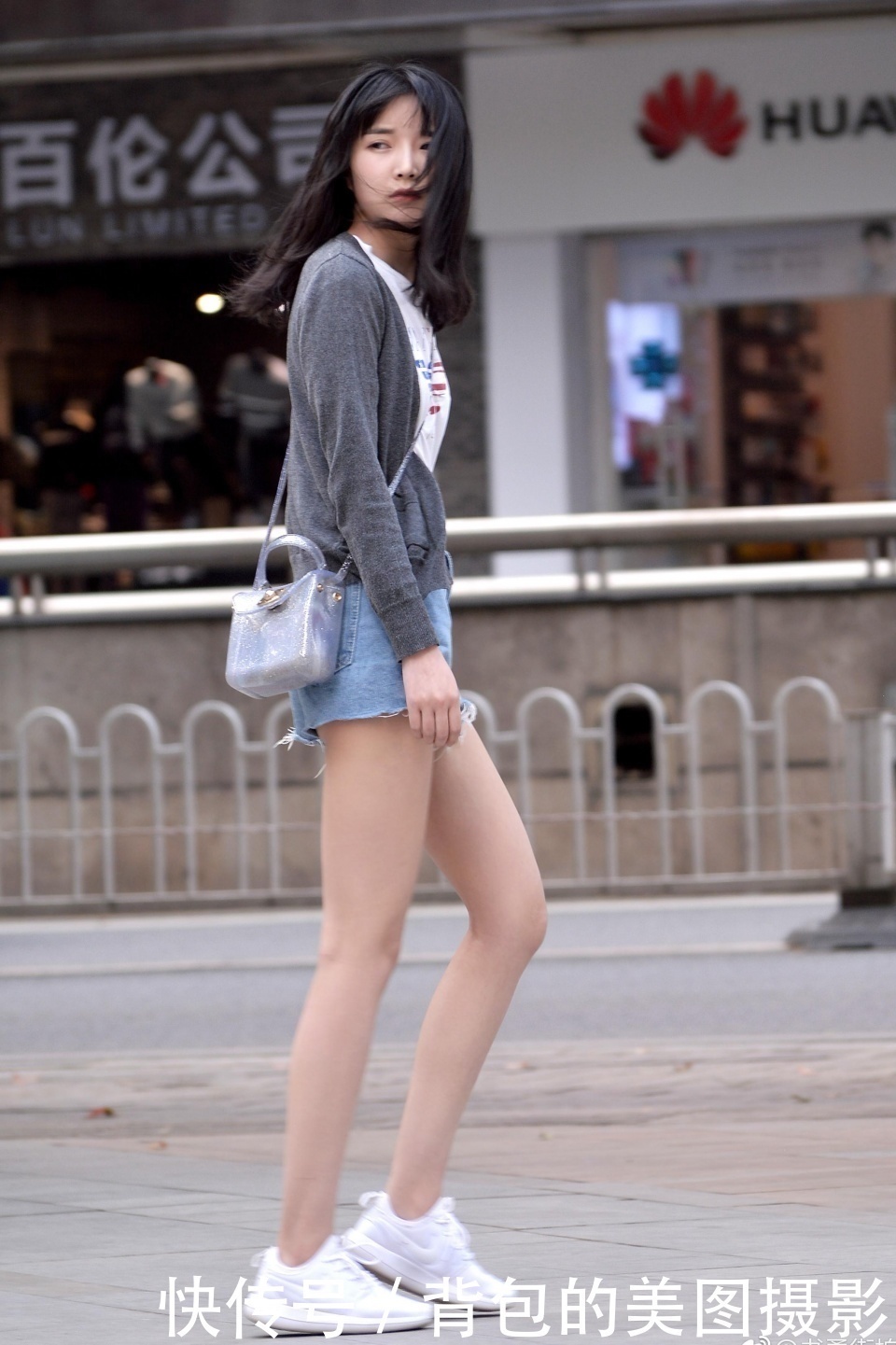 路人街拍，这件浅蓝色的牛仔热裤穿在小姐姐的身上是非常显气质