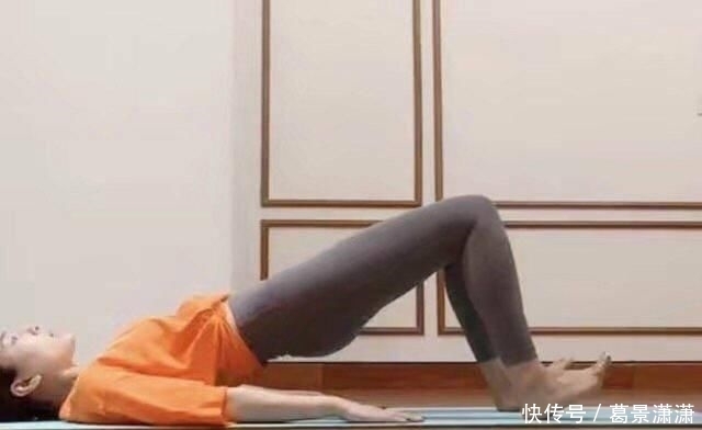  「打通」何炅宅家打通厨艺任督二脉 ，做泡面饼获赞，明星在家也这么会穿