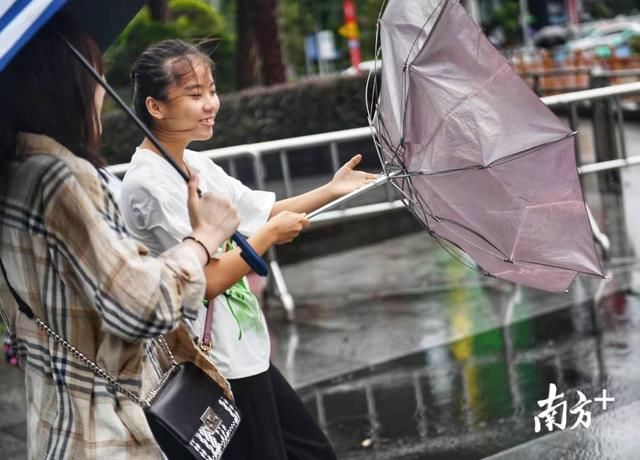 抓稳你的伞！台风天，广州迎来大风大雨