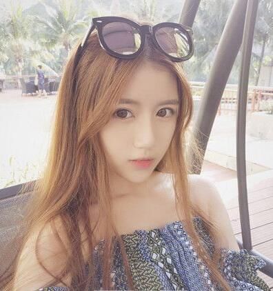 女人要么白要么丑?学学下图女人，三伏天皮肤水嫩，晒不黑