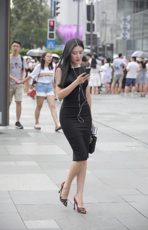  #时尚女生们#简约修身的裙装，满足你对优雅造型的追求，身形凹凸有致