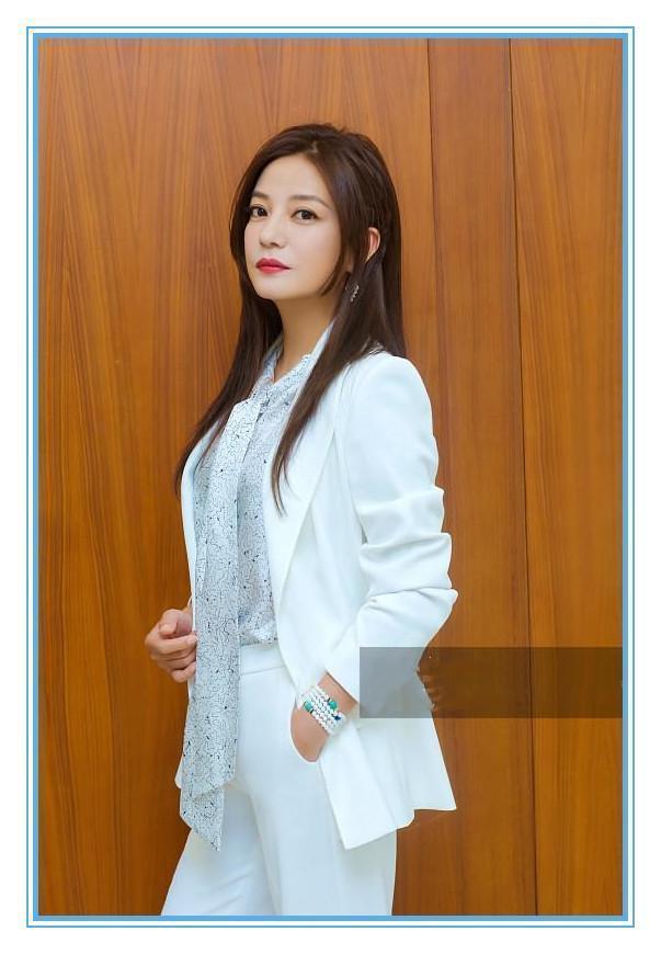 43岁赵薇穿白西装太霸气，35岁韩雪却不一样，网友：太仙气了