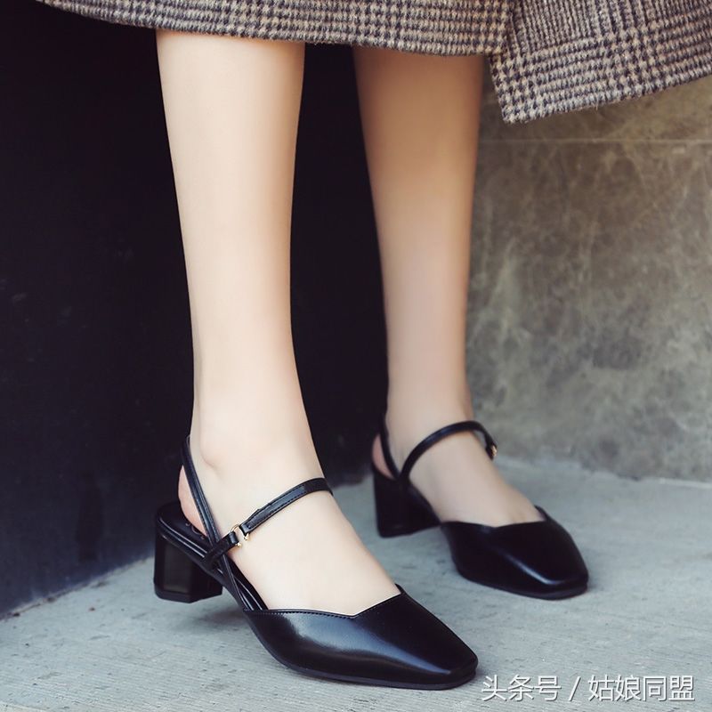 穿高跟鞋太累脚，浅口玛丽珍鞋时尚舒适，精巧百搭，更显玉足白皙