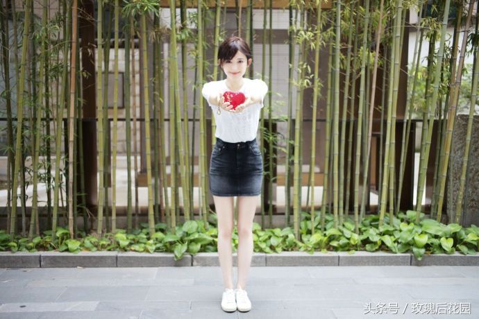 古力娜扎穿白色T恤黑色牛仔裙秀出修长美腿,美丽动人