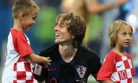 时隔十一年,FIFA世界足球先生再回中场位置,这次是否毫无争议