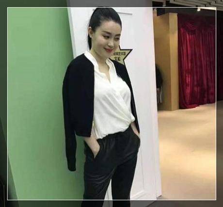 关婷娜紧身牛仔裤出镜！网友表示：勒的太紧了！