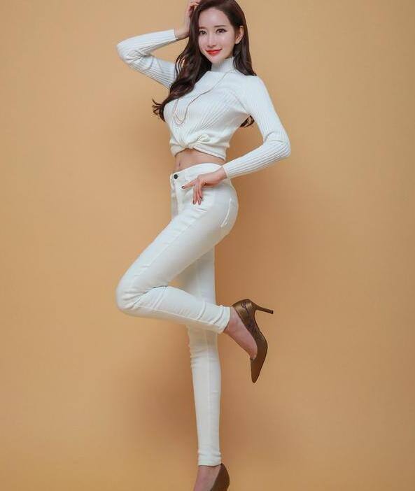 性感十足的紧身牛仔裤，多了几分女人的韵味，充满精致美感！