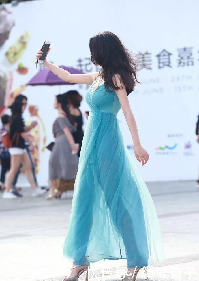 美女|小姐姐一件白色短袖T恤,搭配一条蓝色牛仔短裙,美得冒泡