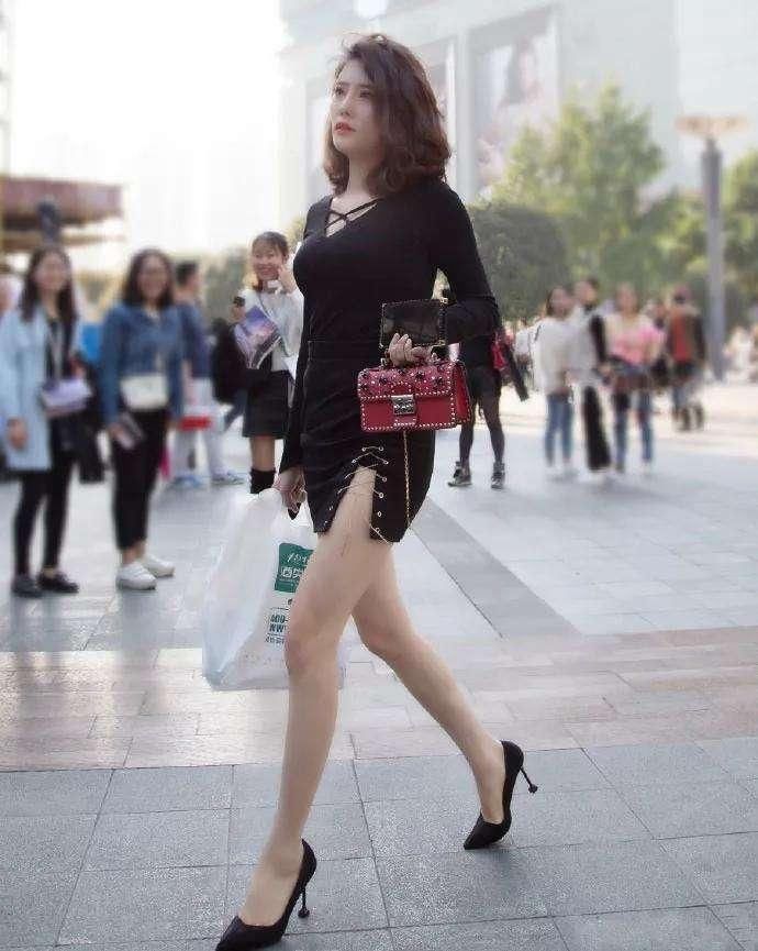 街拍: 长腿美女穿高开叉短裙, 丰腴身材动荡人心
