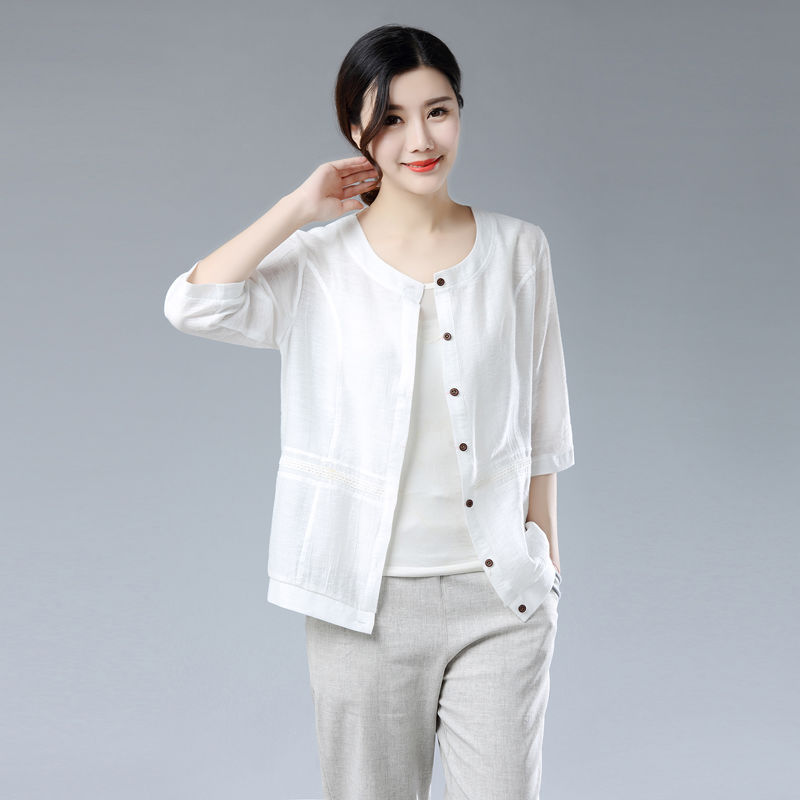 女人到了40岁，初秋别穿裙子了，看看这外套，显瘦变美还显年轻