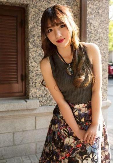 街拍时尚穿搭小姐姐，衬托纤细曼妙的身段，貌若天仙一样！