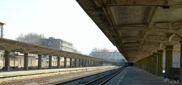  #挥手#世界上最“孤独”的火车站，一年只有12名乘客，火车挥手