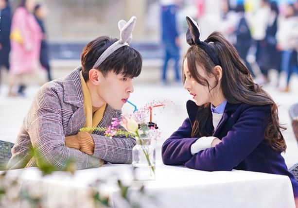 邓伦来了，样子超时髦，和剧中的他可不太一样！