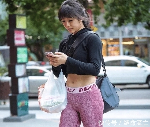 拉长身高@在视觉上营造高挑既视感,打底裤贴身紧绷