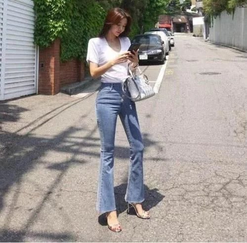 气质女神穿紧身牛仔裤，魅力无限！