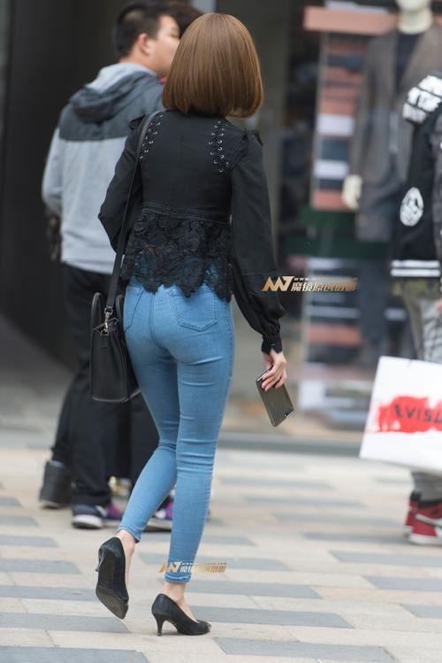 路人街拍，紧身牛仔裤小姐姐，身材凹凸有致