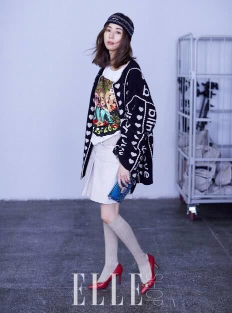 张钧宁一袭白衣，精致有女人味，网友:不经意间的小性感才是最美