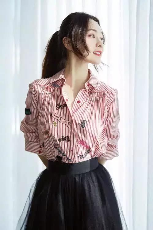 霍思燕因裙子太短，节目期间一直紧夹双腿防“走光”，太让人尴尬