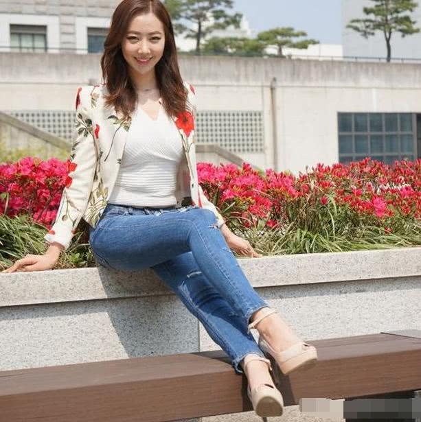 美丽时尚的牛仔裤，让你完全爱上它