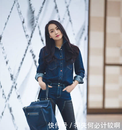 宋茜韩雪同穿长款羽绒服现机场，网友土豪与豪门的差距真明显！