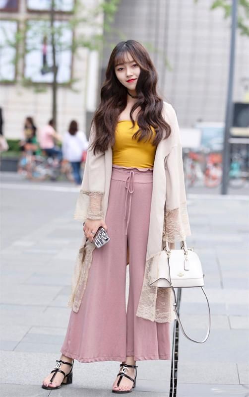 街拍:图1林心如真美，同框豪门名媛仍占上风!图2这腿太细了吧?