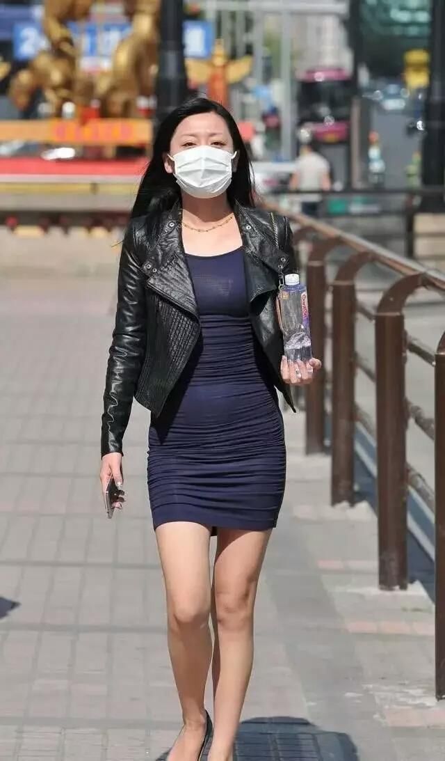 紧身包臀裙装扮的街头美女,傲人身材让人羡慕