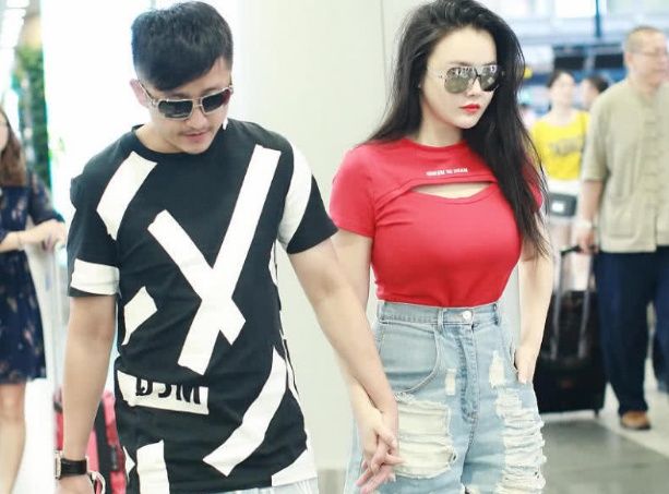 她是中国拳王的娇妻，拥有小蛮腰身材，被称为微胖界的女神