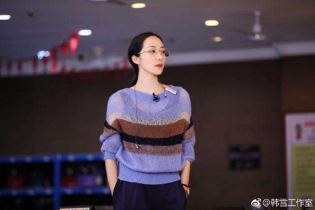 鞠婧祎真厉害! 穿的牛仔短裤好多绳子捆绑 网友: 勒得不疼吗?