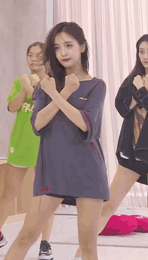 眼妆对于女生有多重要？看看整容级别的王菊就知道