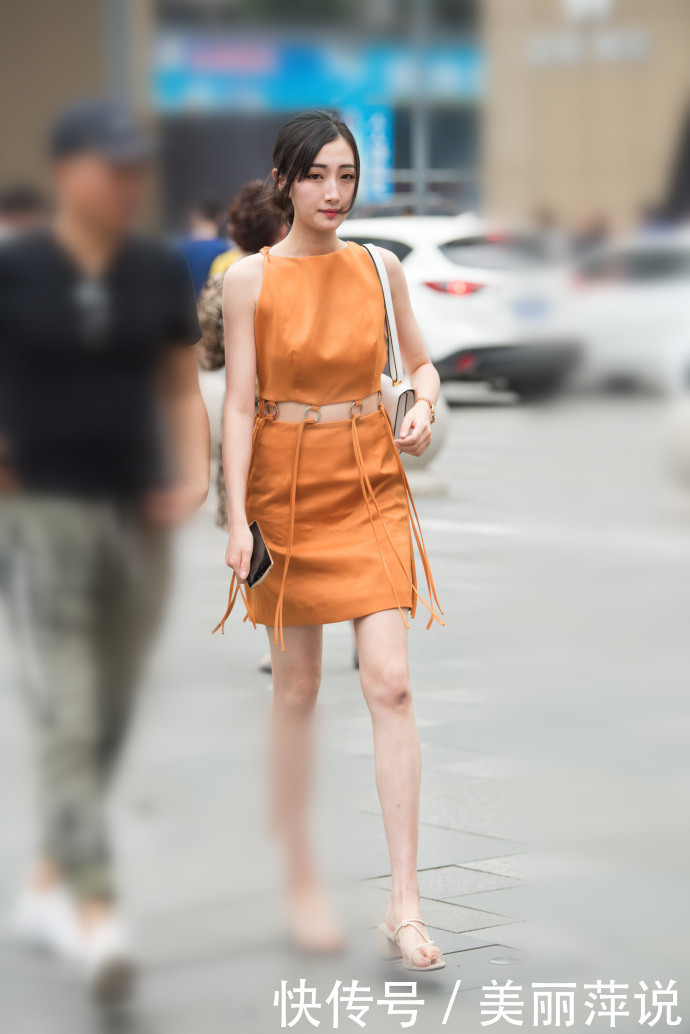  夏季|美女街拍：时尚与魅力并存，高颜值女神的夏季搭配参考