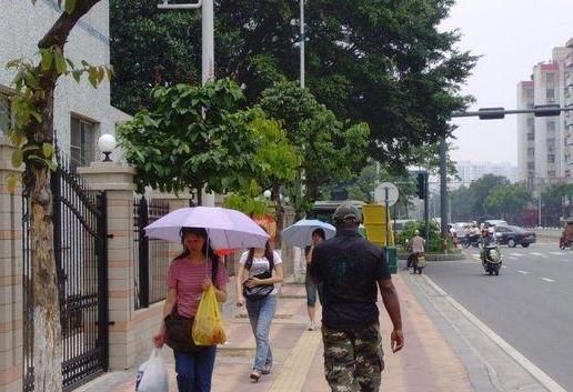 埃及小伙来华旅游，却躲在家里不敢出门，究竟是为什么呢?