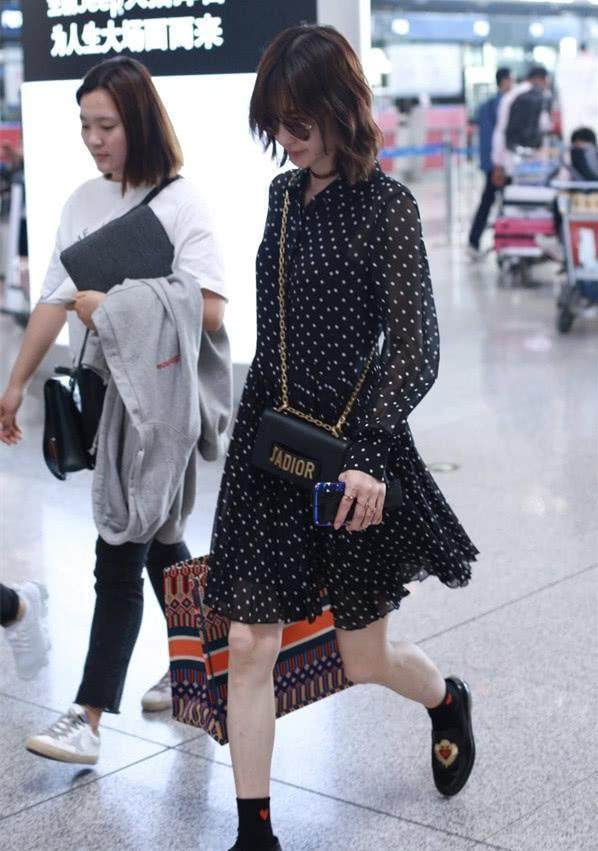 显老的波点裙被杨幂穿出高级感, 凭她的模样, 说她23岁我也信