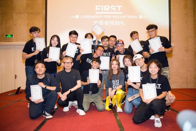 赵薇还挺会穿校服裤，谁说这衣服土了，那是你不会这么穿！