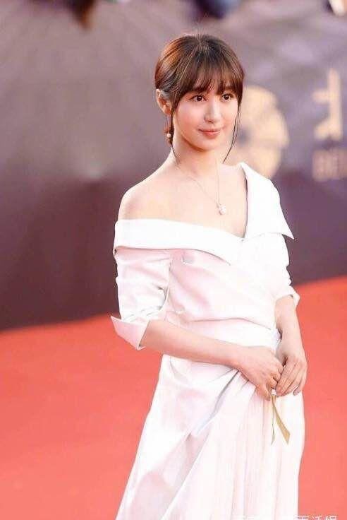 李菲儿为炫身材，穿裙子只够遮重点，腿上的毛看得我强迫症犯了