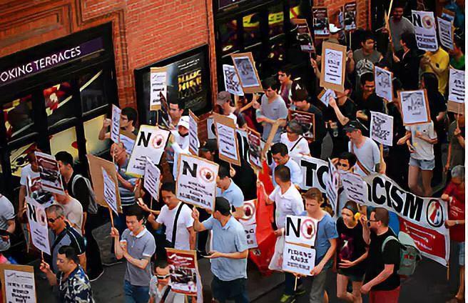 伦敦逾千华人罢市游行,抗议暴力执法