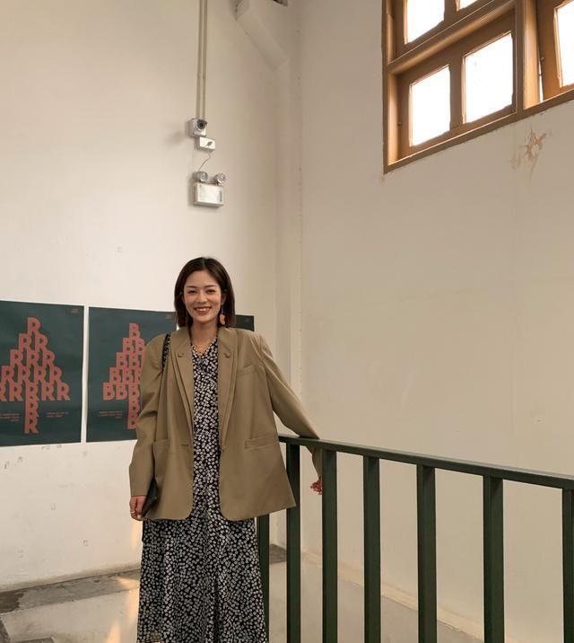  初春■百褶裙最终还是被“它”所代替了!洋气减龄又显嫩,初春穿刚刚好