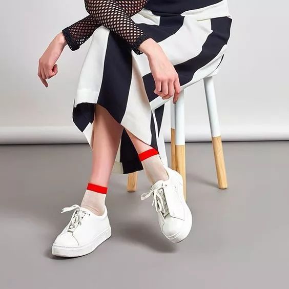 穿着相同鞋子 只有袜子能代表你的个性了