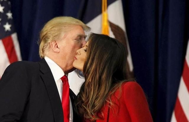 美国第一夫人白色搭配气场惊人，头发吹这么凌乱依然保持女神形象