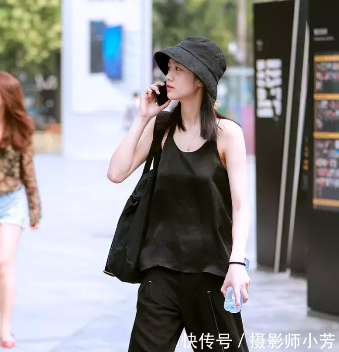 街拍:动人心弦的打底裤美女,柔韧性非常好,一字马很标准!