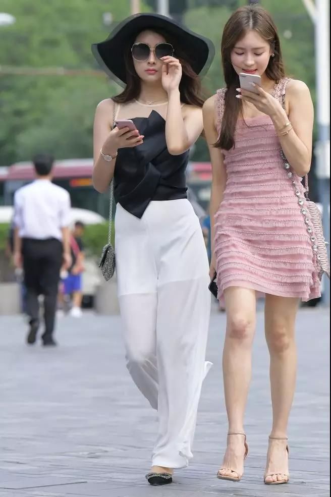 街拍：长得漂亮穿吊带粉群长腿苗条性感俏丽的女神