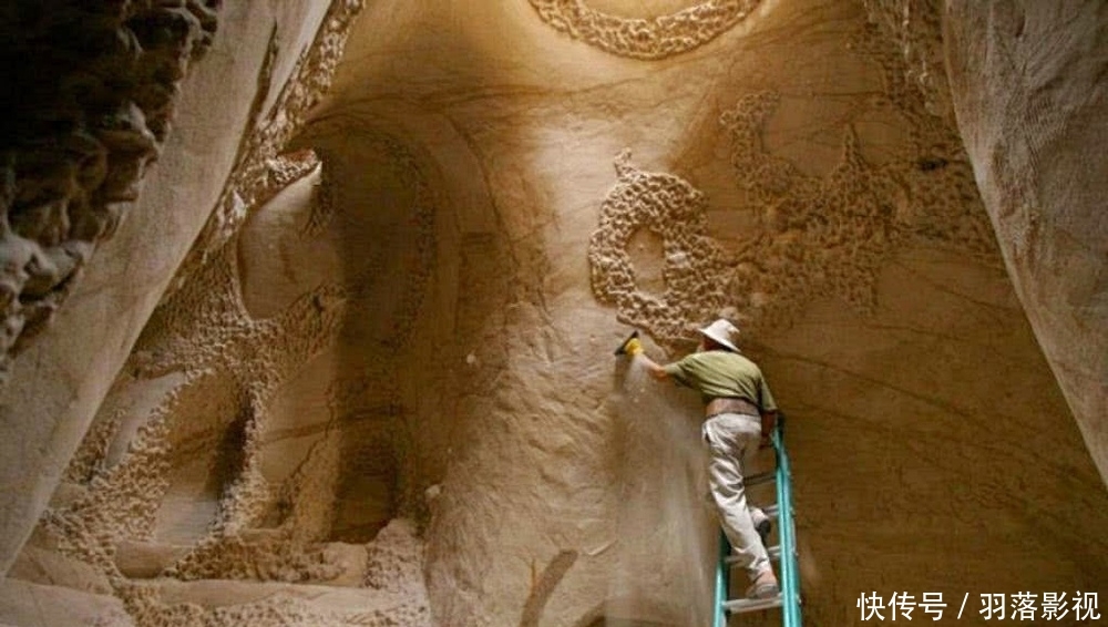 男子久住沙漠不肯搬走,25年只做一件事,进入洞穴后看呆了!