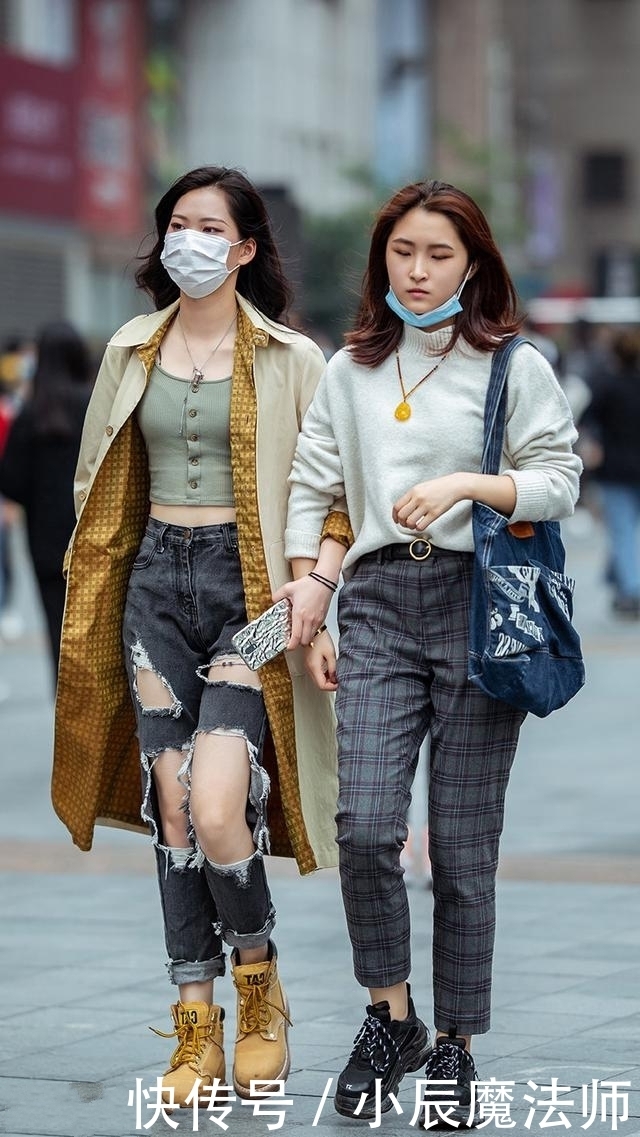  前卫：路人街拍，靓女简洁的瑜伽裤搭配清爽的短袖，看起来时尚前卫